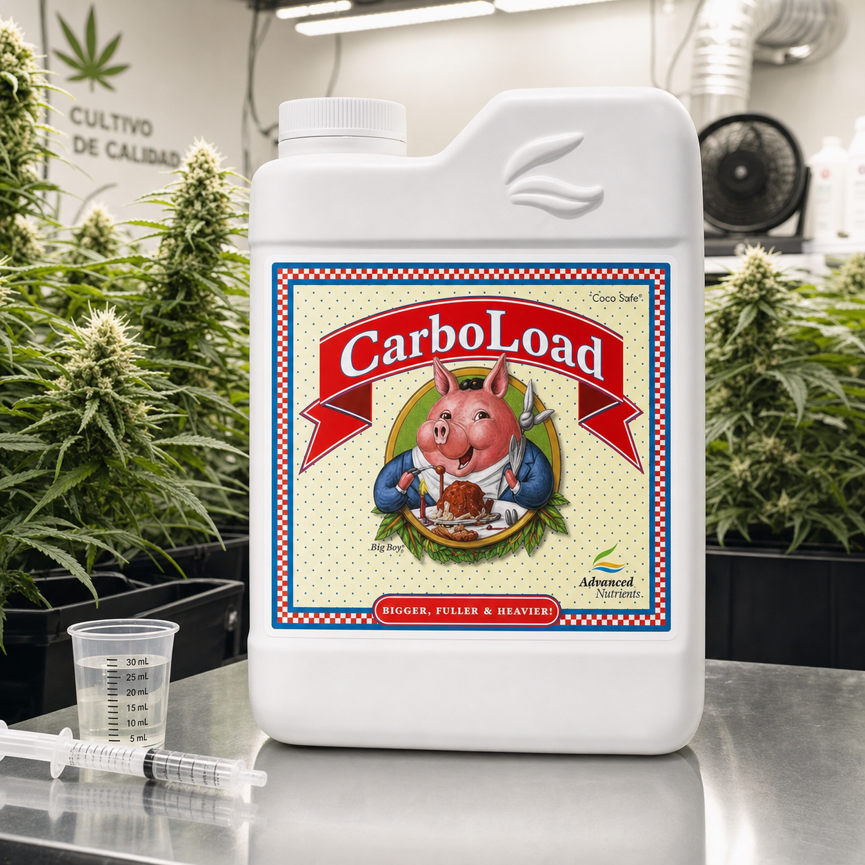 Envase blanco de Advanced Nutrients CarboLoad sobre una mesa, junto a un vaso graduado y jeringas, con plantas de cannabis al fondo. Envase blanco de Advanced Nutrients CarboLoad sobre una mesa, junto a un vaso graduado y jeringas, con plantas de cannabis al fondo.