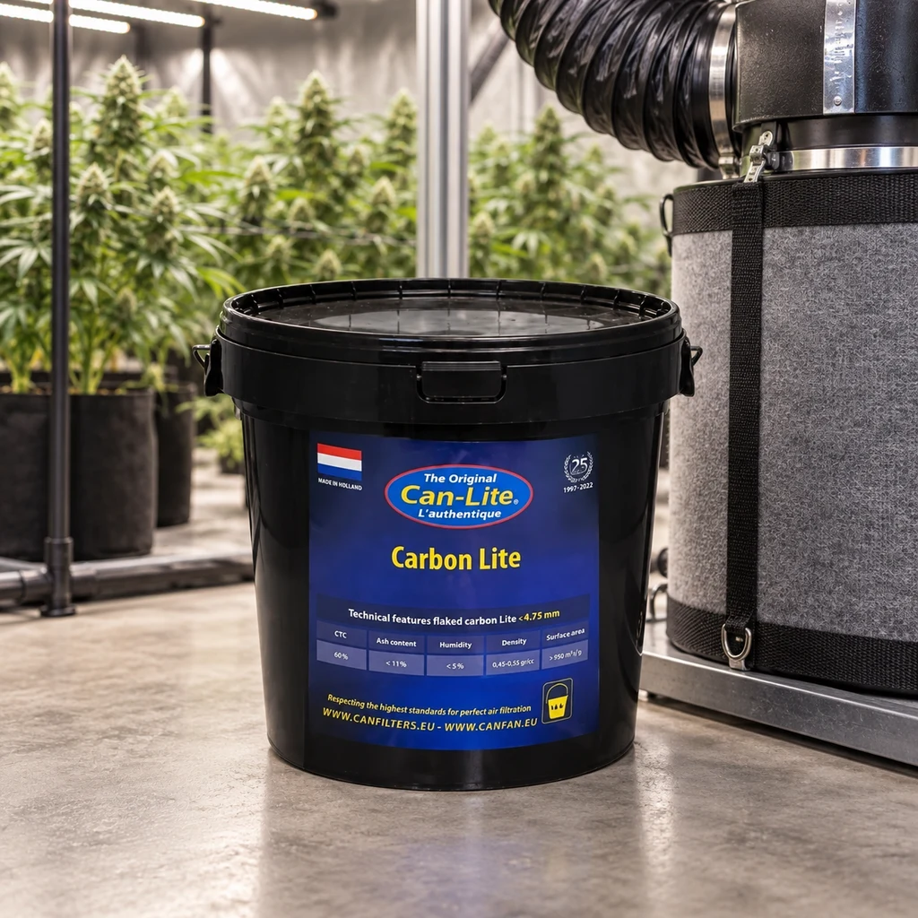 Cubo negro con etiqueta Can-Lite Carbon Lite junto a un filtro cilíndrico y un conducto, con plantas al fondo.