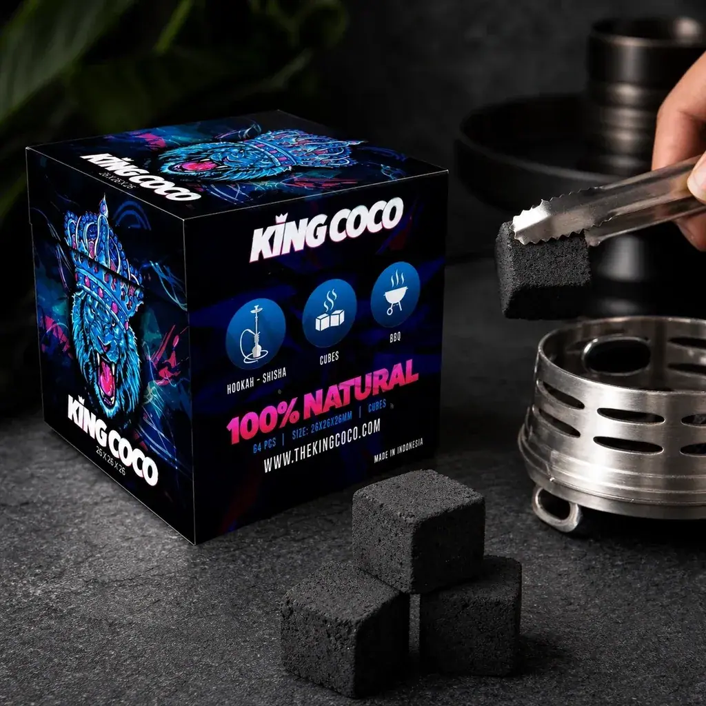 Caja de carbón King Coco junto a varios cubos negros; una mano sostiene un cubo con pinzas sobre un hornillo metálico. Caja de carbón King Coco junto a varios cubos negros; una mano sostiene un cubo con pinzas sobre un hornillo metálico.