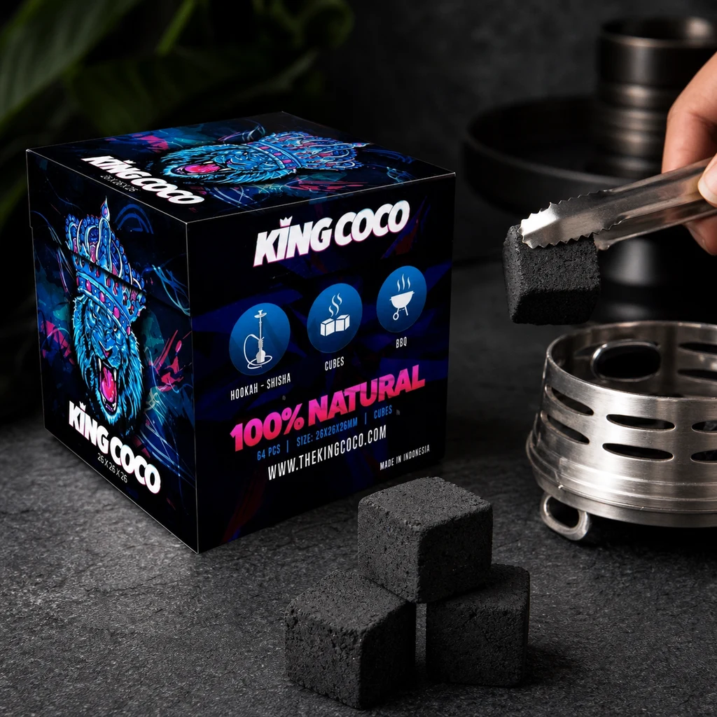 Caja de carbón King Coco junto a varios cubos negros; una mano sostiene un cubo con pinzas sobre un hornillo metálico. Caja de carbón King Coco junto a varios cubos negros; una mano sostiene un cubo con pinzas sobre un hornillo metálico.