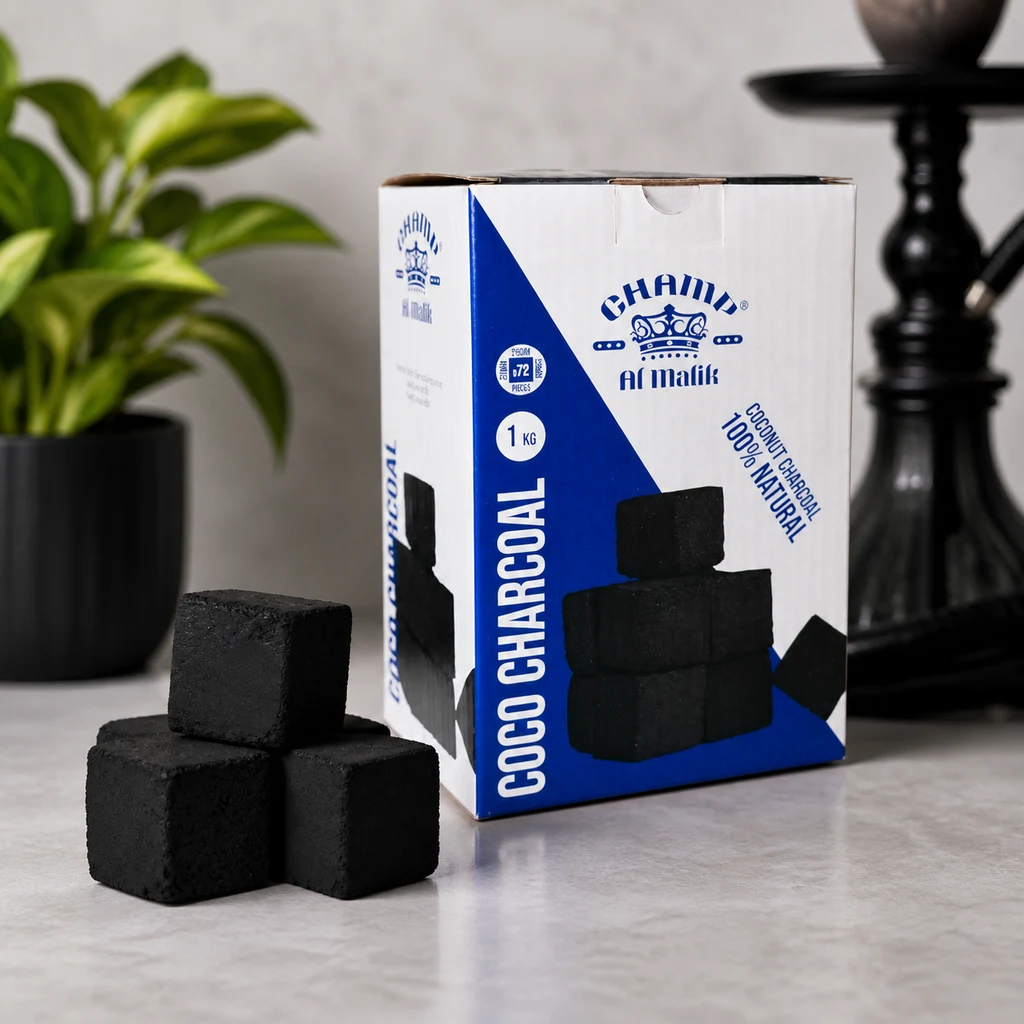 Cubos de carbón negro junto a una caja blanca y azul de carbón para cachimba Al Malik de 1 kg, con una cachimba al fondo. Cubos de carbón negro junto a una caja blanca y azul de carbón para cachimba Al Malik de 1 kg, con una cachimba al fondo.