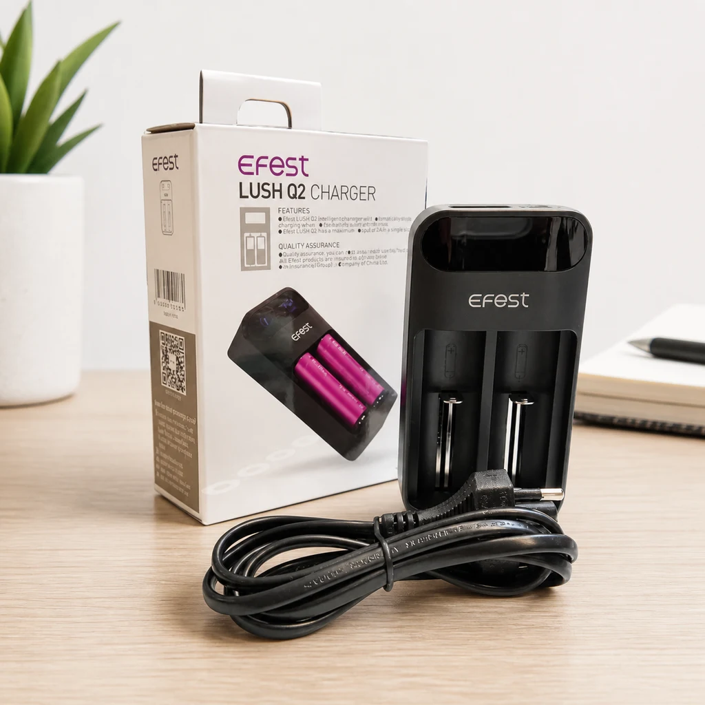 Cargador negro Efest Lush Q2 con dos ranuras vacías, cable enrollado delante y caja del producto sobre una mesa de madera.