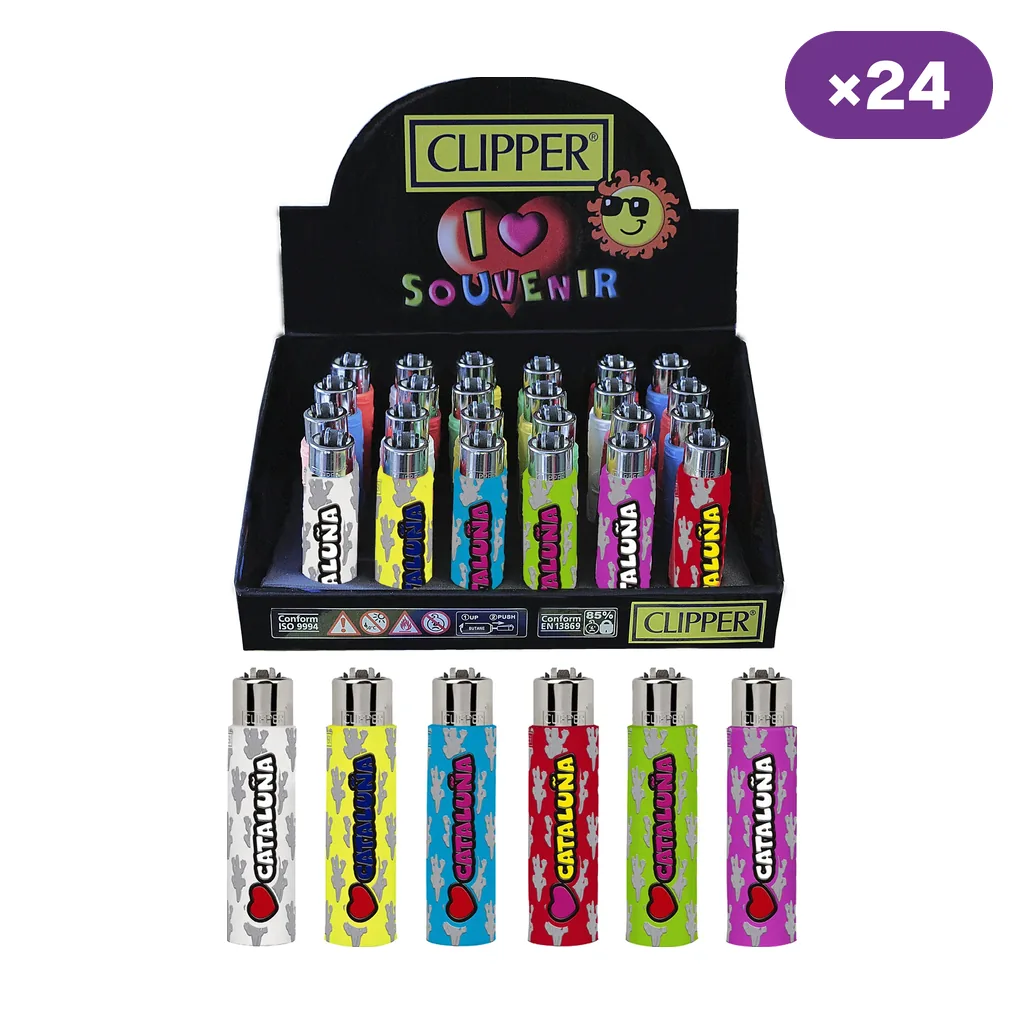 Expositor Clipper con encendedores de varios colores y diseños con un corazón y la palabra Catalunya; varias unidades delante.
