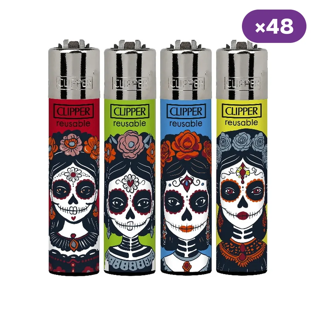 Selección de encendedores Clipper con ilustraciones de catrinas y flores sobre fondos de distintos colores; distintivo de 48 unidades.