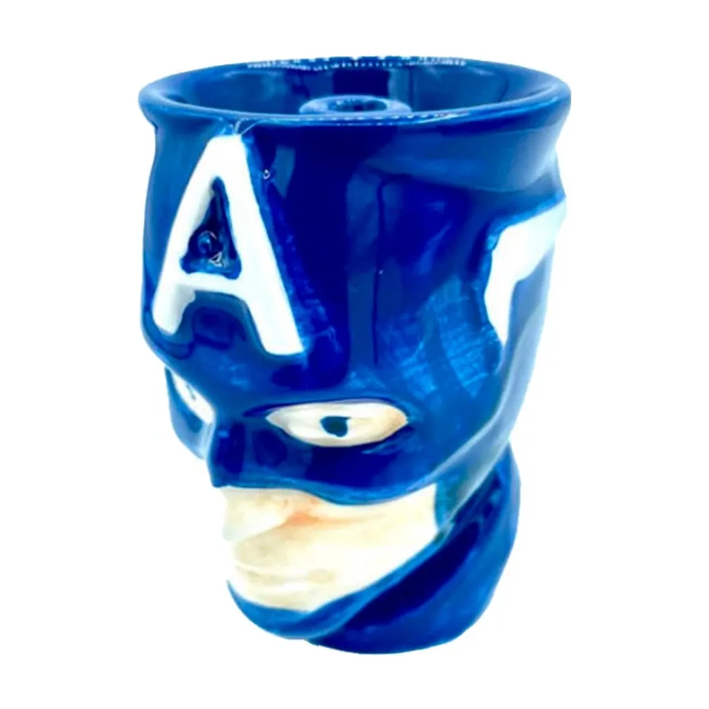 Cazoleta con forma de cabeza del Capitán América, máscara azul brillante, letra A blanca en la frente y abertura superior. Cazoleta con forma de cabeza del Capitán América, máscara azul brillante, letra A blanca en la frente y abertura superior.