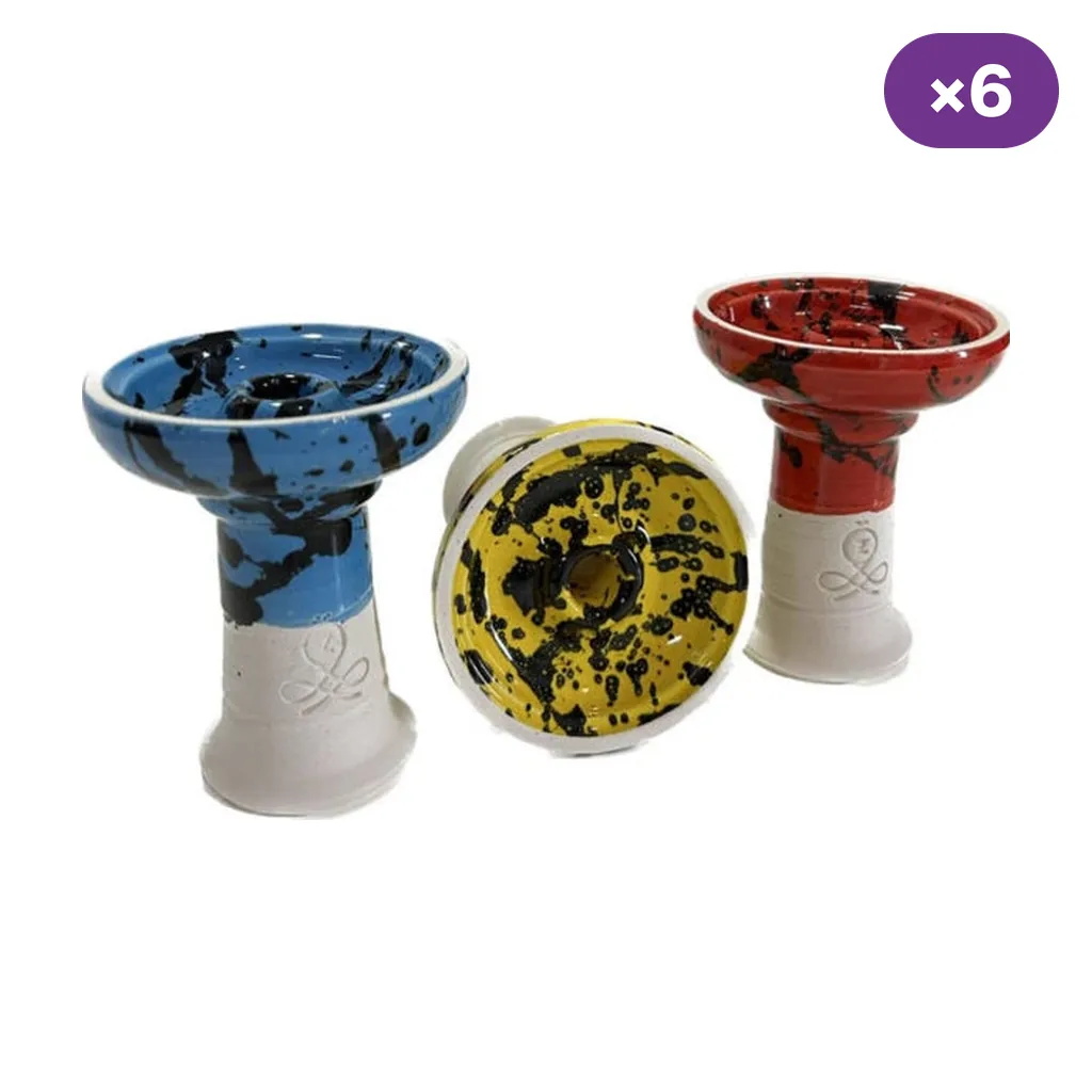 Cazoletas Özgür Z13 en azul, amarillo y rojo con salpicaduras negras y bases blancas; una tumbada muestra el orificio central. Indicador ×6. Cazoletas Özgür Z13 en azul, amarillo y rojo con salpicaduras negras y bases blancas; una tumbada muestra el orificio central. Indicador ×6.