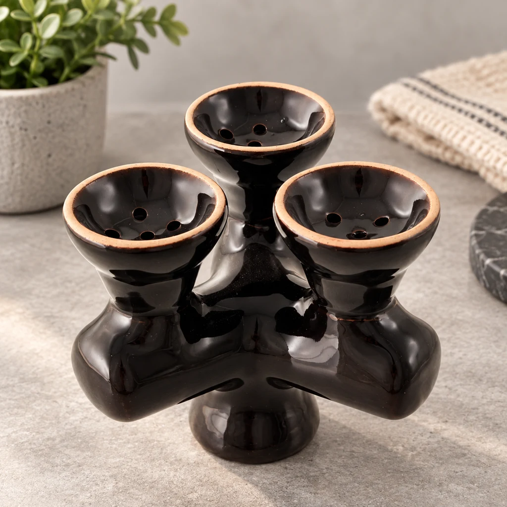 Cachimba de cerámica negra brillante con tres cazoletas perforadas de borde beige, unidas sobre una base central.