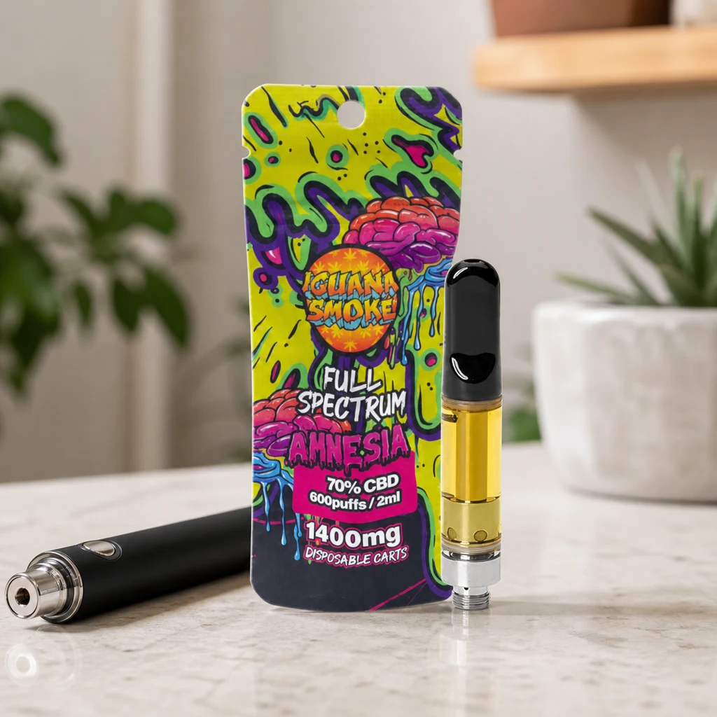 Escena generada de un cartucho de vapeo con líquido dorado, boquilla negra y rosca metálica, junto a un envase Iguana Smoke Amnesia.
