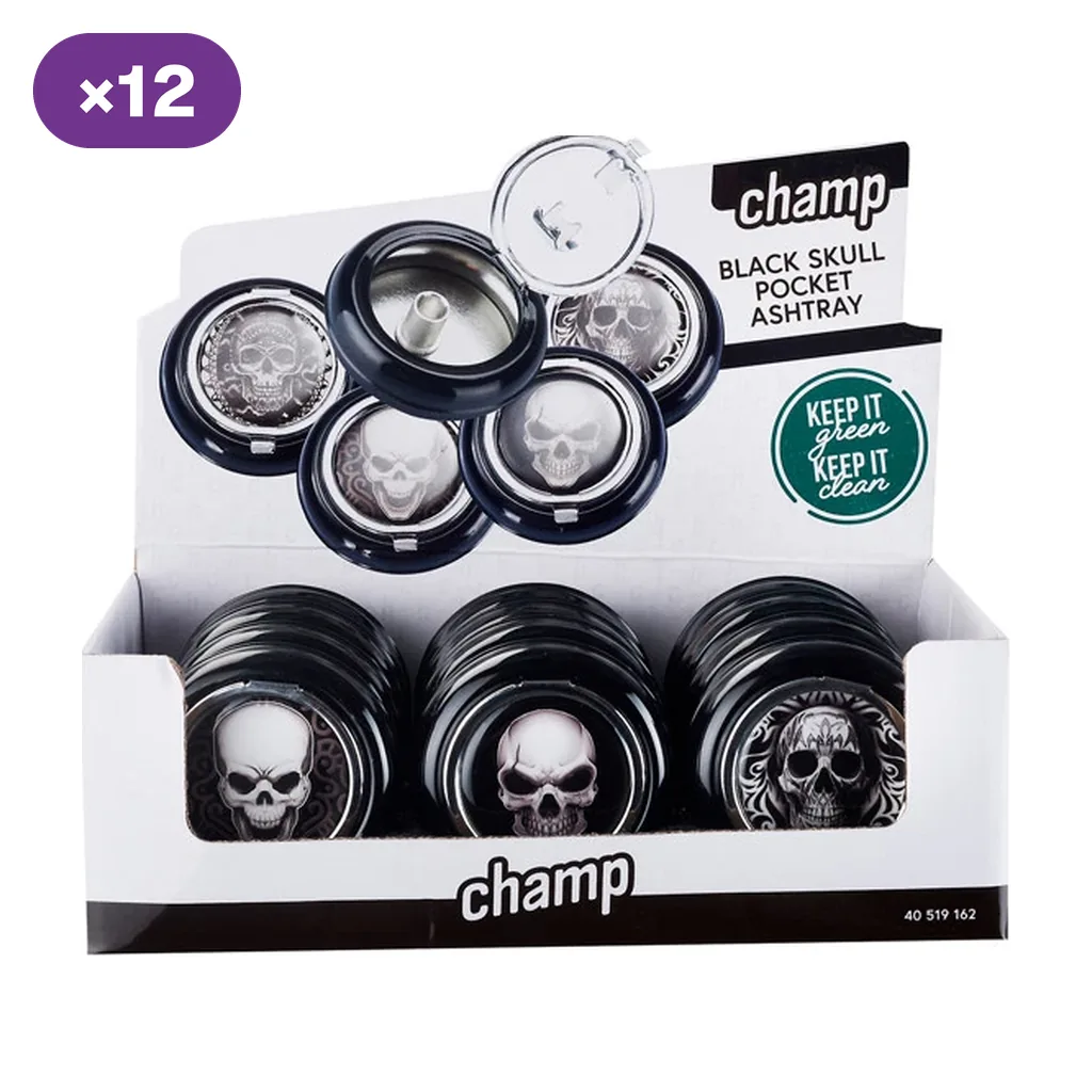 Expositor Champ con ceniceros de bolsillo negros y distintos diseños de calaveras; uno aparece abierto y muestra el interior plateado.