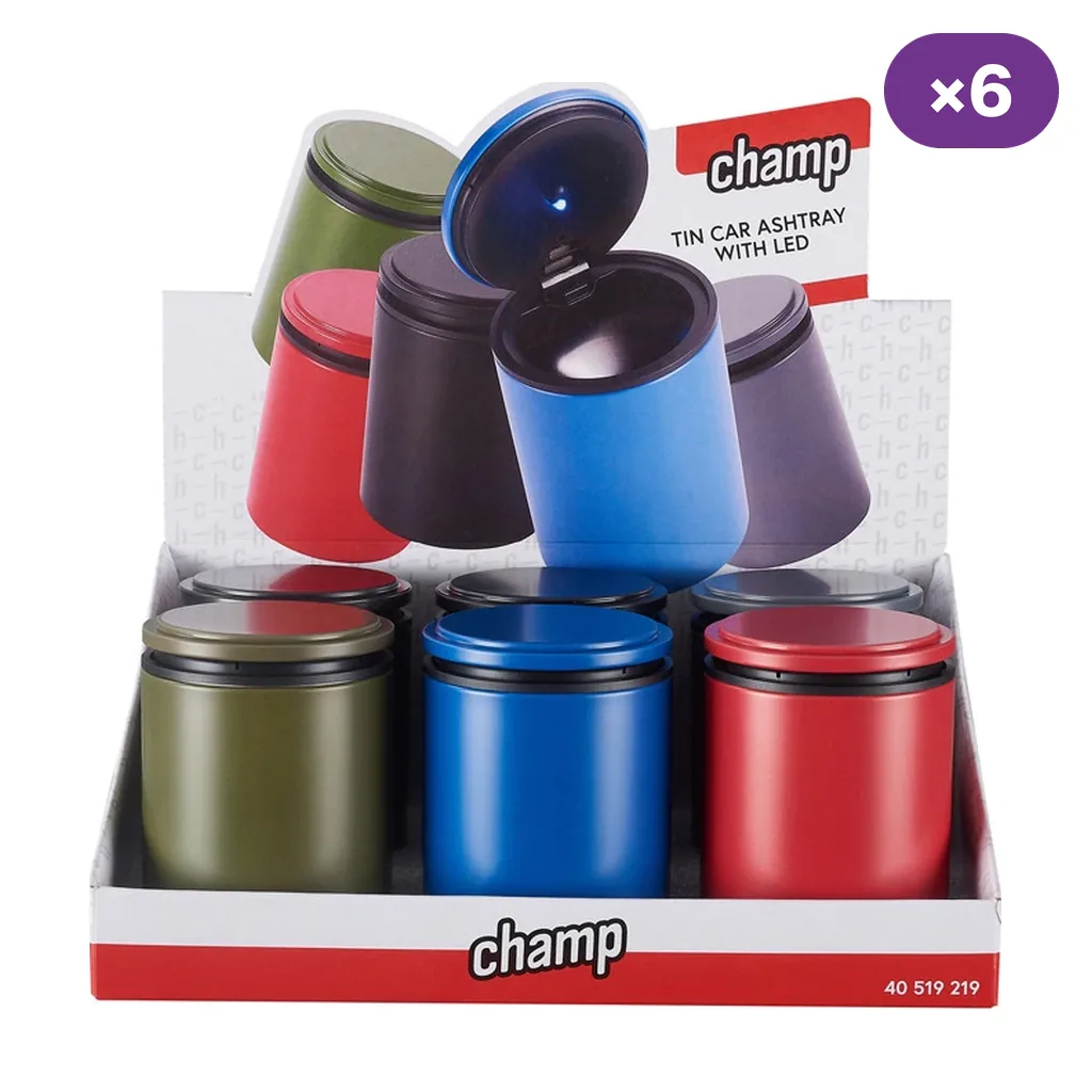 Expositor Champ con ceniceros de coche en varios colores y tapas cerradas; arriba se muestra uno azul abierto con luz en la tapa.