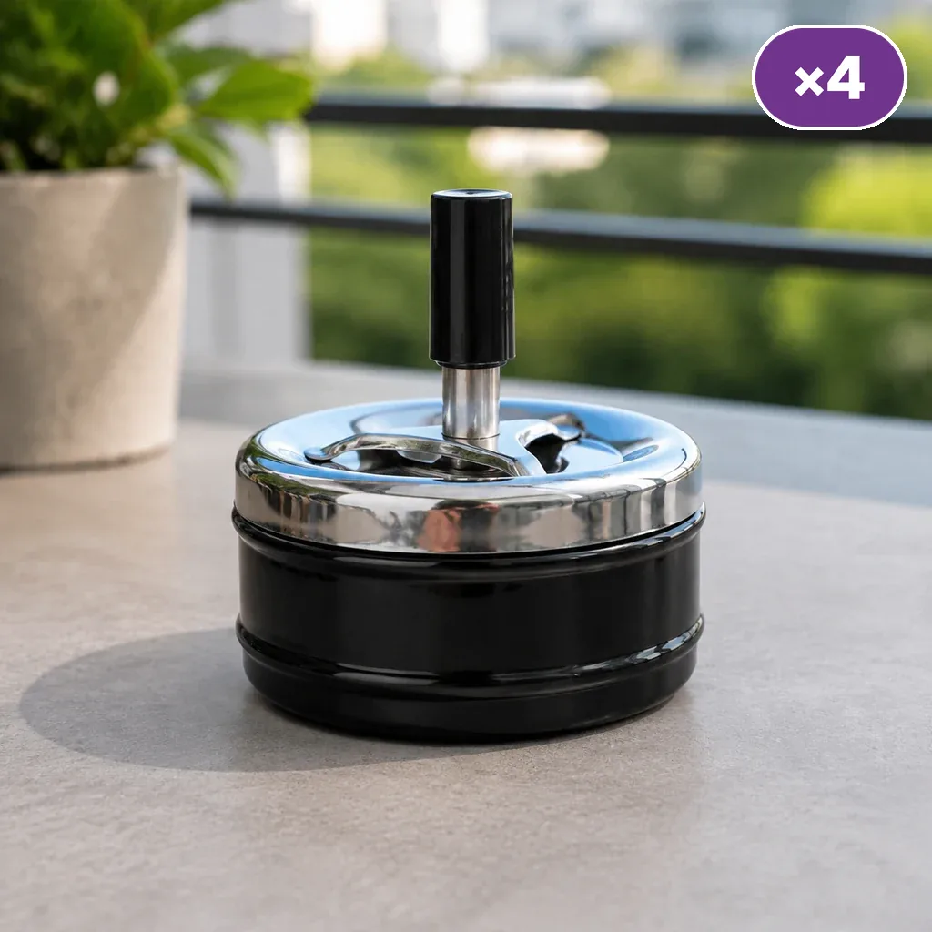 Cenicero negro con tapa plateada y pulsador vertical sobre una mesa de terraza, con un distintivo morado que indica cuatro unidades.