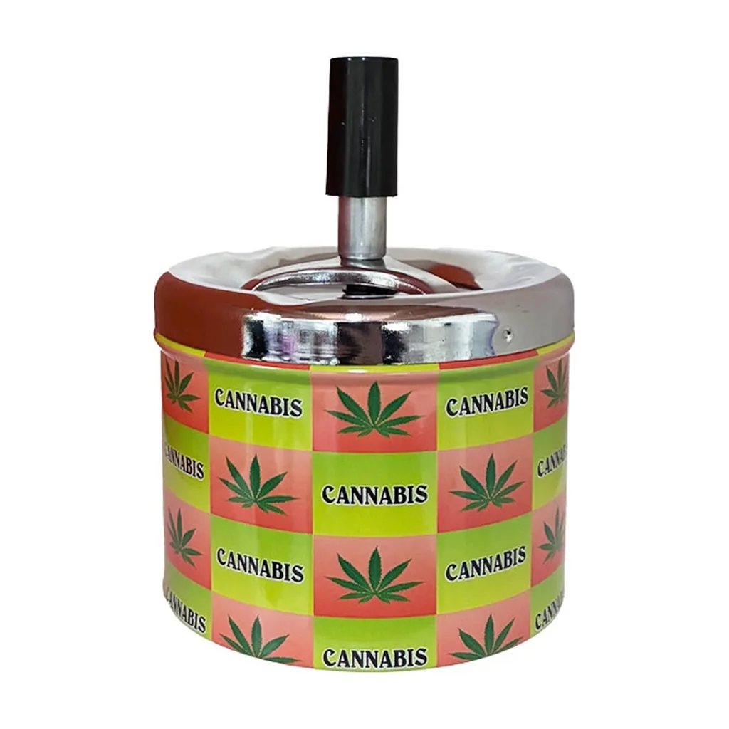 Cenicero cilíndrico con tapa plateada, pulsador negro y estampado de cuadros verdes y salmón con hojas y texto «CANNABIS».