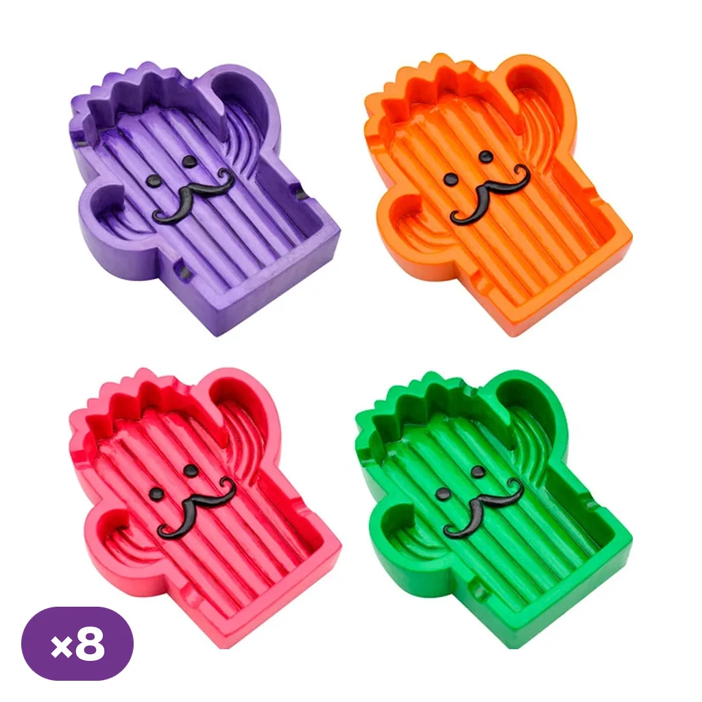 Selección de ceniceros con forma de cactus y cara con bigote, en morado, naranja, rosa y verde, con interior acanalado.