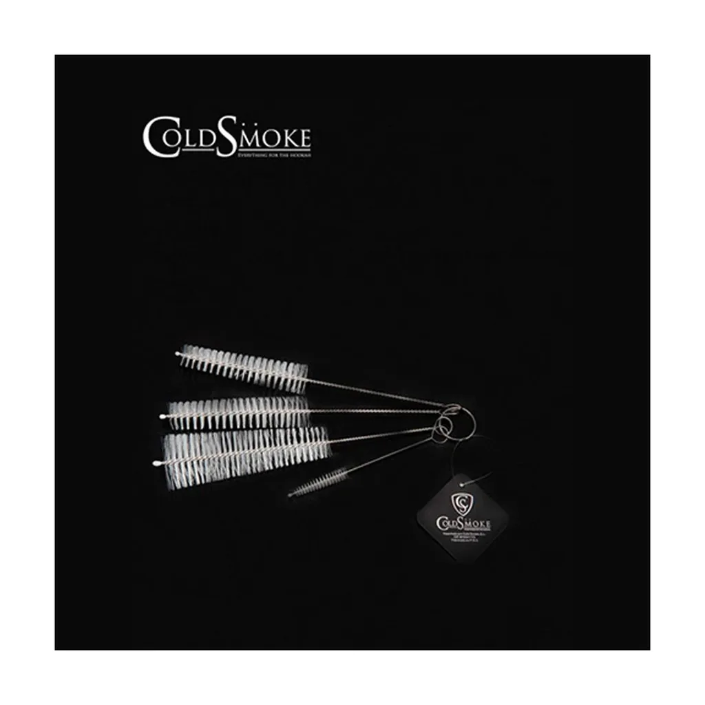 Cepillos de limpieza Cold Smoke de distintos tamaños, con cerdas blancas y alambres unidos por una anilla sobre fondo negro. Cepillos de limpieza Cold Smoke de distintos tamaños, con cerdas blancas y alambres unidos por una anilla sobre fondo negro.