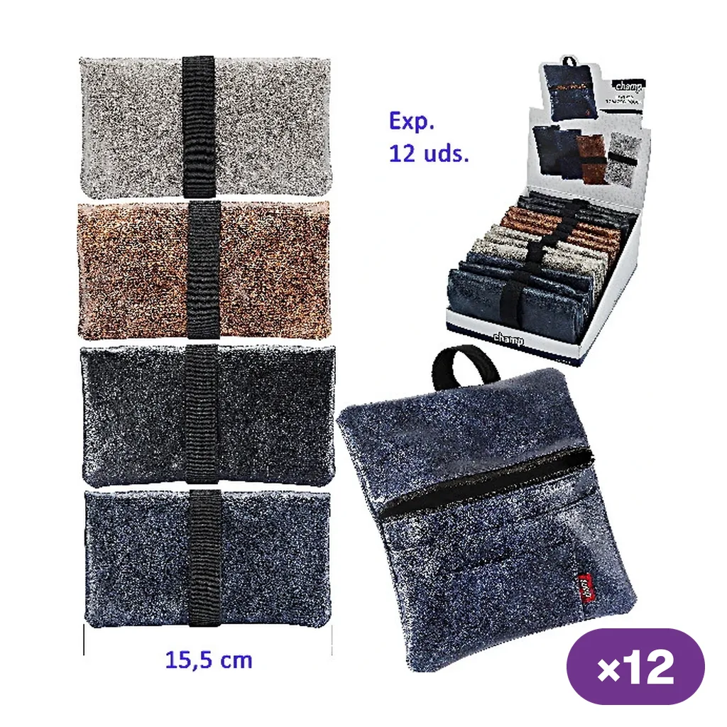 Bolsas para tabaco Champ en cuatro tonos jaspeados, cerradas con cinta negra, junto a una bolsa abierta y un expositor de 12 unidades.