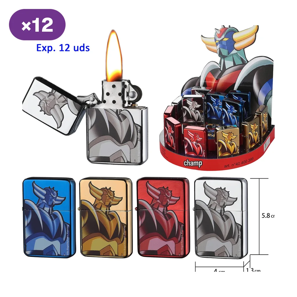 Selección de encendedores Champ High con dibujos de Goldorak en azul, dorado, rojo y plateado, expositor y un modelo abierto con llama. Selección de encendedores Champ High con dibujos de Goldorak en azul, dorado, rojo y plateado, expositor y un modelo abierto con llama.