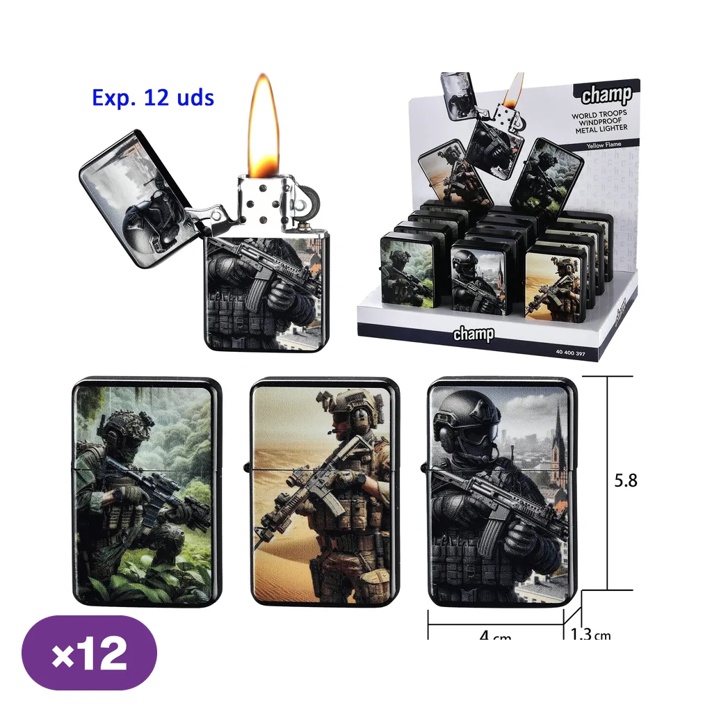 Encendedores Champ World Troops con distintos diseños de soldados, un modelo abierto con llama y un expositor al fondo. Encendedores Champ World Troops con distintos diseños de soldados, un modelo abierto con llama y un expositor al fondo.