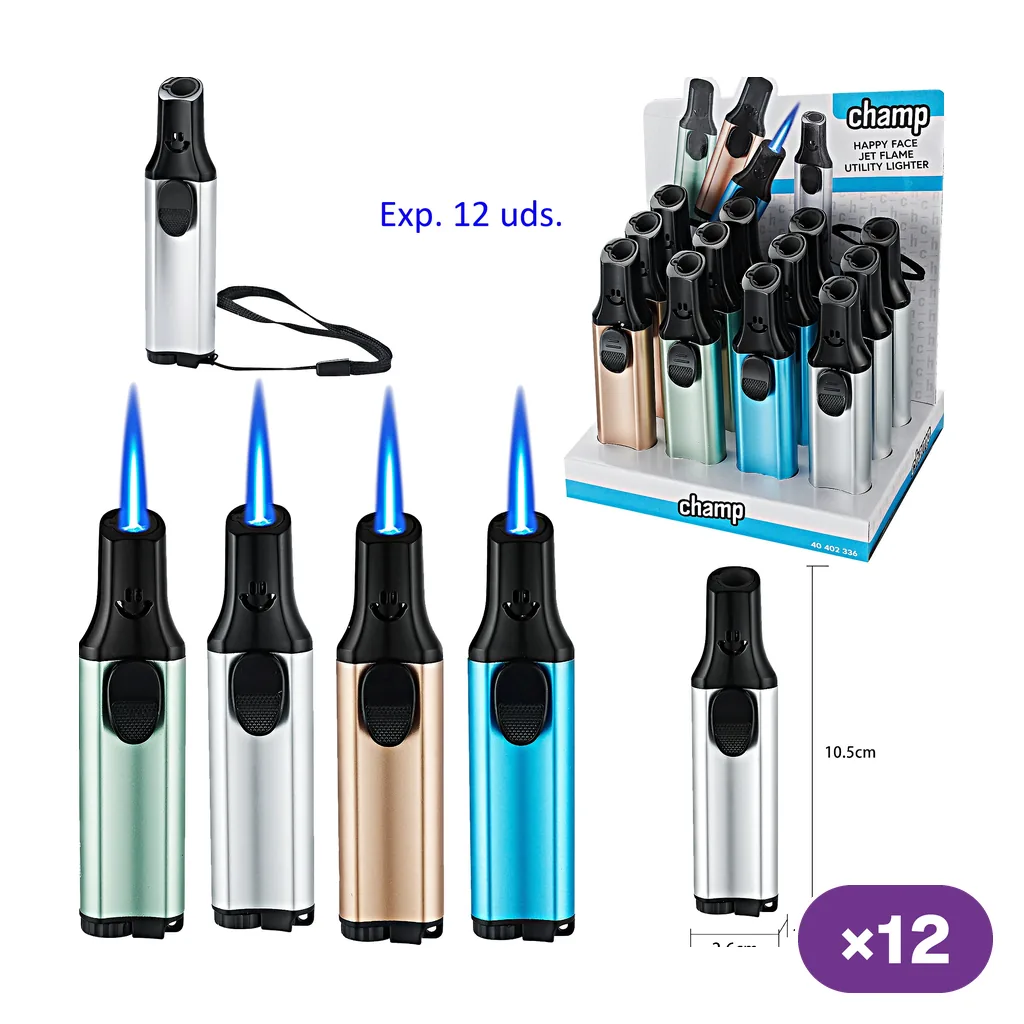 Encendedores jetflame Champ en varios acabados metálicos, mostrados con llama azul, con correa y en un expositor rotulado de 12 unidades.