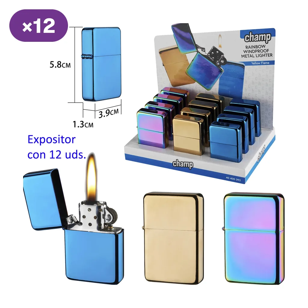 Selección de encendedores Champ en azul, dorado y acabado multicolor, con expositor y un modelo azul abierto con llama. Selección de encendedores Champ en azul, dorado y acabado multicolor, con expositor y un modelo azul abierto con llama.