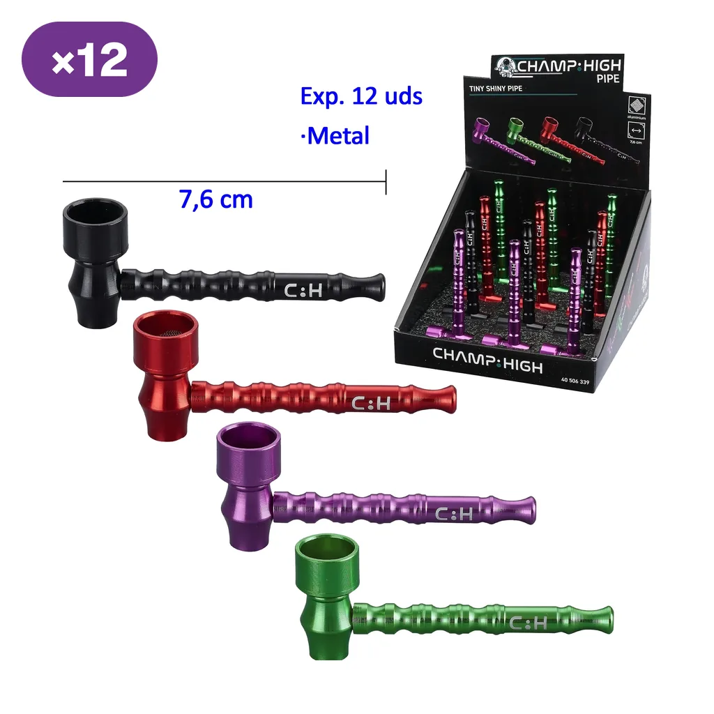 Pipas de metal Champ High de 7,6 cm en negro, rojo, morado y verde, junto a una caja expositora rotulada con 12 unidades.