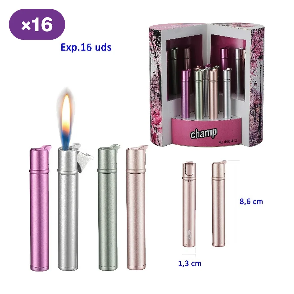 Encendedores Champ High Stick en varios colores metalizados, uno con llama, junto a un expositor rotulado con 16 unidades.