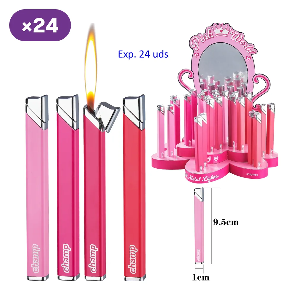 Encendedores Champ en distintos tonos rosas, uno encendido, junto a un expositor Pink World rotulado para 24 unidades.