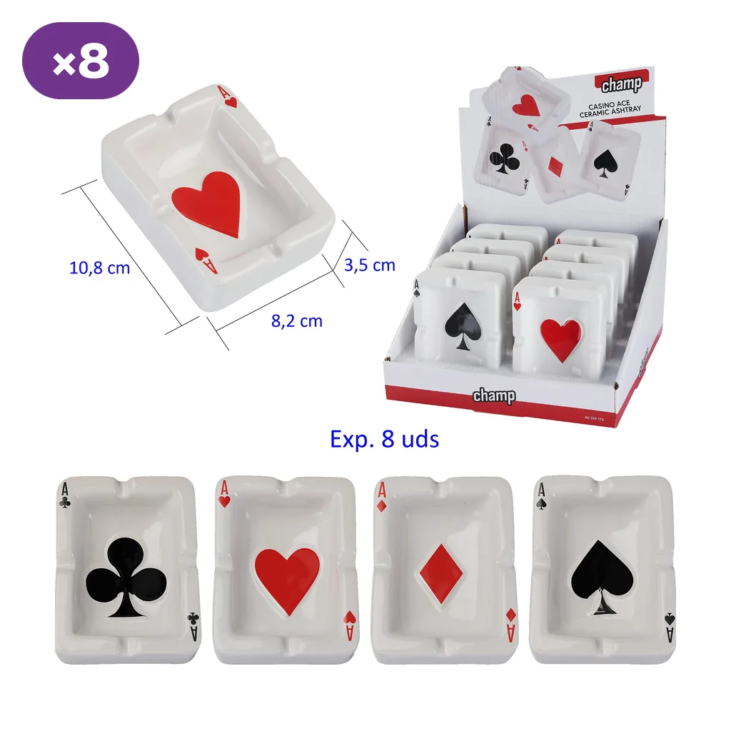 Ceniceros blancos Champ Casino con diseños de ases de tréboles, corazones, diamantes y picas, junto a un expositor de ocho unidades.
