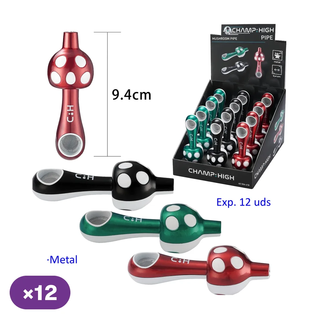 Pipas metálicas Champ High Mushroom de 9,4 cm en rojo, verde y negro, con motivos de seta con lunares blancos, junto a un expositor.