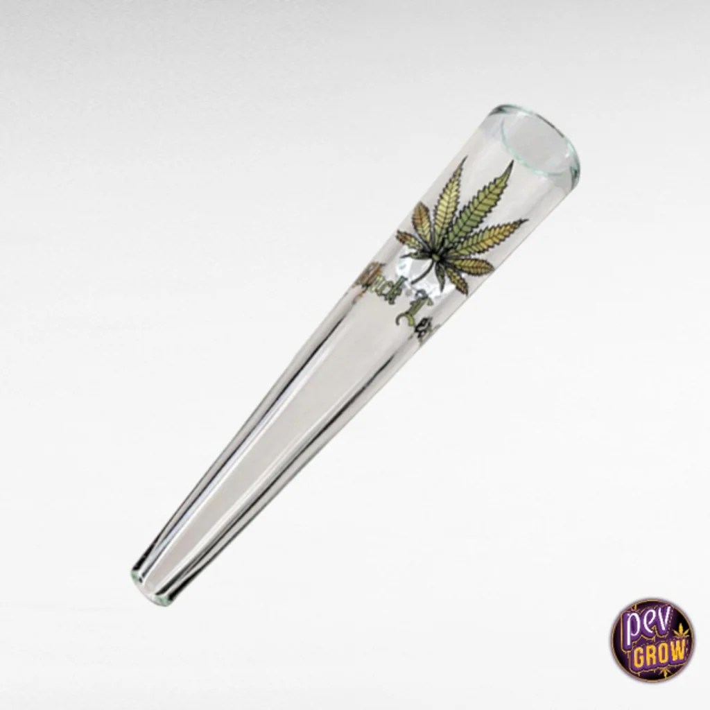 Chillum de cristal Leaf transparente y alargado, colocado en diagonal sobre fondo blanco, con una hoja de cannabis decorativa. Chillum de cristal Leaf transparente y alargado, colocado en diagonal sobre fondo blanco, con una hoja de cannabis decorativa.