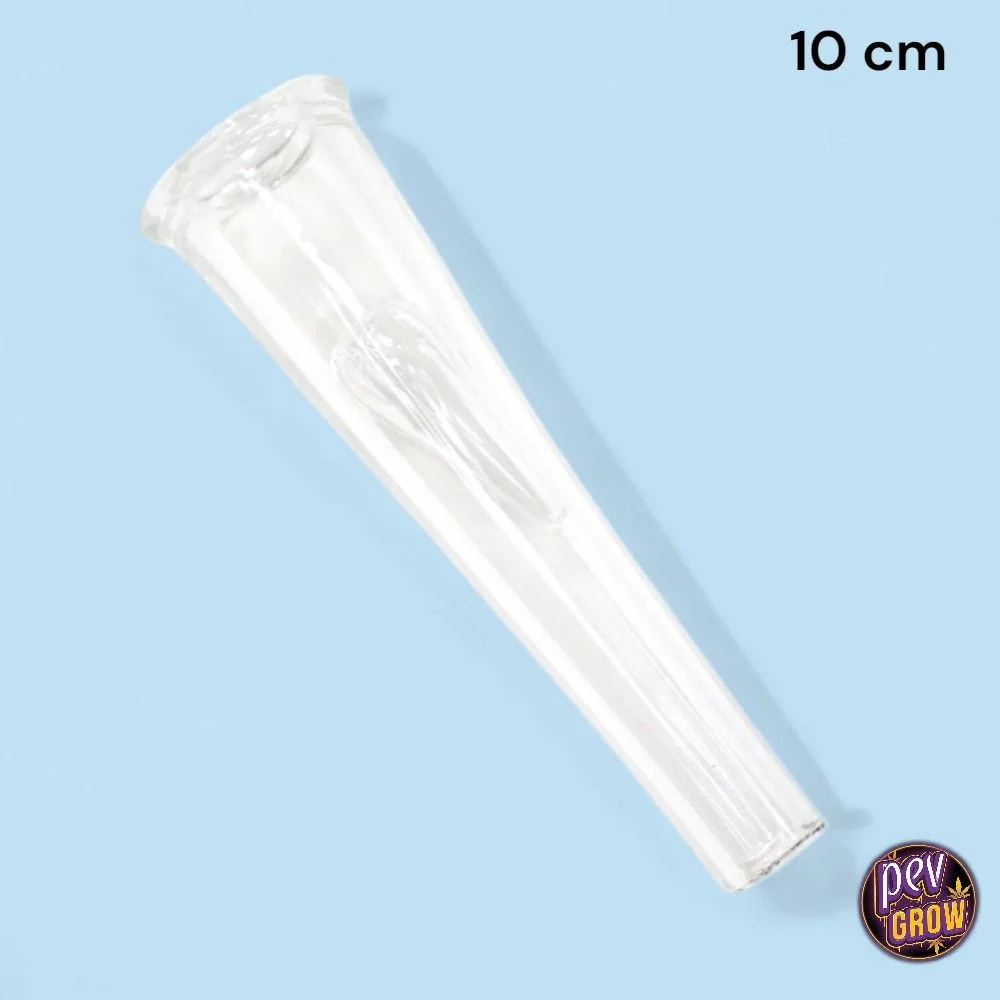 Pipa de chillum de cristal transparente, alargada y con extremo ensanchado, dispuesta en diagonal sobre fondo azul claro.