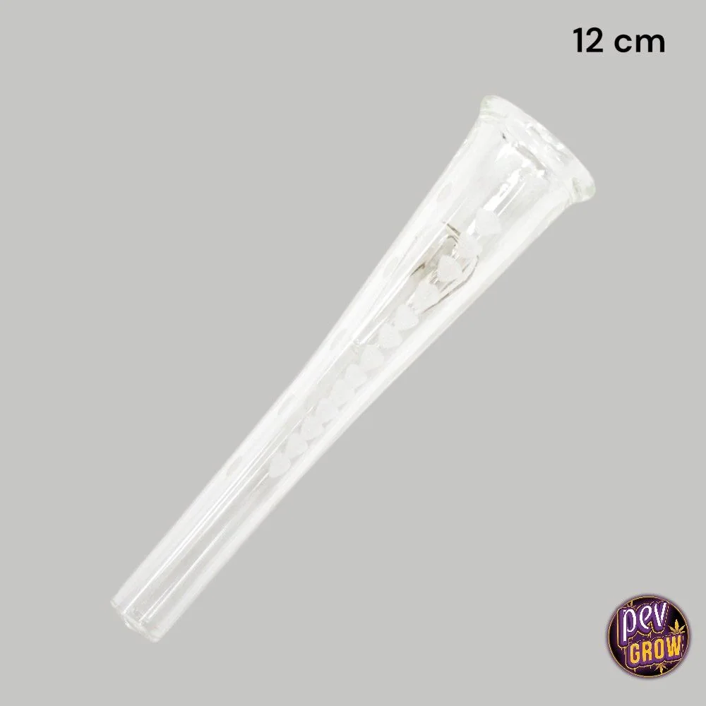 Pipa chillum de cristal transparente, alargada y con boca ensanchada, colocada en diagonal sobre fondo gris.