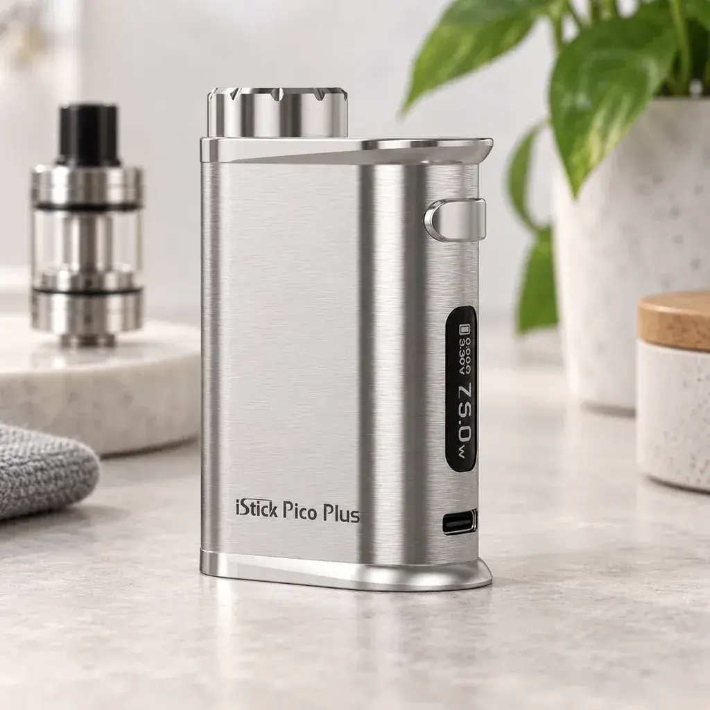 Mod Eleaf iStick Pico Plus plateado, con pantalla que indica 75,0 W y puerto frontal; un atomizador aparece separado al fondo.