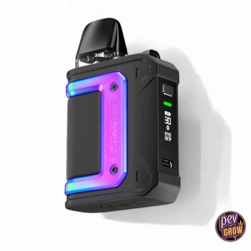 Pod Geekvape Aegis Hero Q negro visto en perspectiva, con marco iridiscente azul y violeta, boquilla oscura y pantalla lateral.