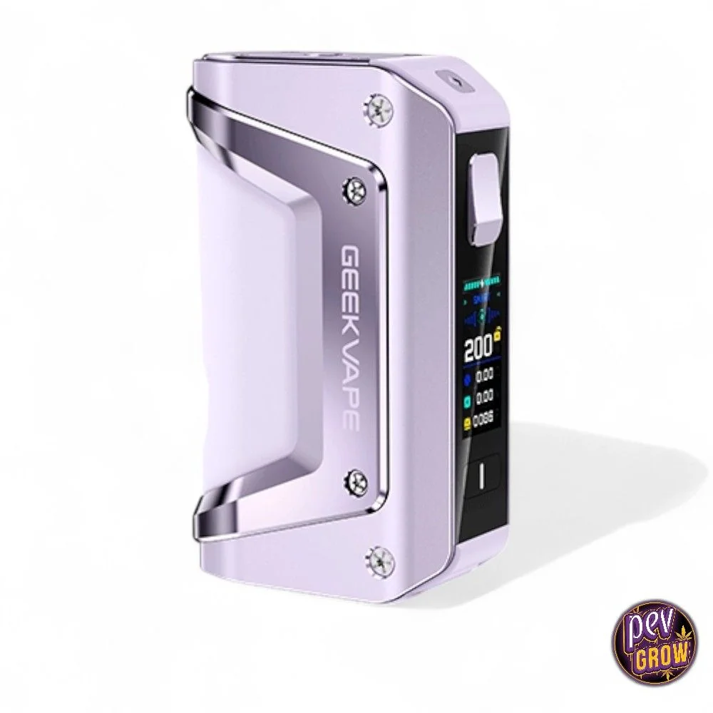 Mod Geekvape Aegis Legend 3 en tono lila, visto en perspectiva, con pantalla lateral encendida, botones y tornillos visibles.
