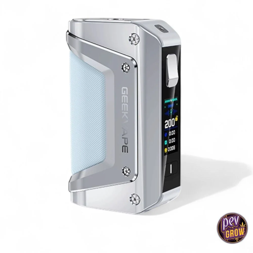 Mod Geekvape Aegis Legend 3 en vista de tres cuartos, con acabado plateado, panel azul claro y pantalla frontal con botones. Mod Geekvape Aegis Legend 3 en vista de tres cuartos, con acabado plateado, panel azul claro y pantalla frontal con botones.