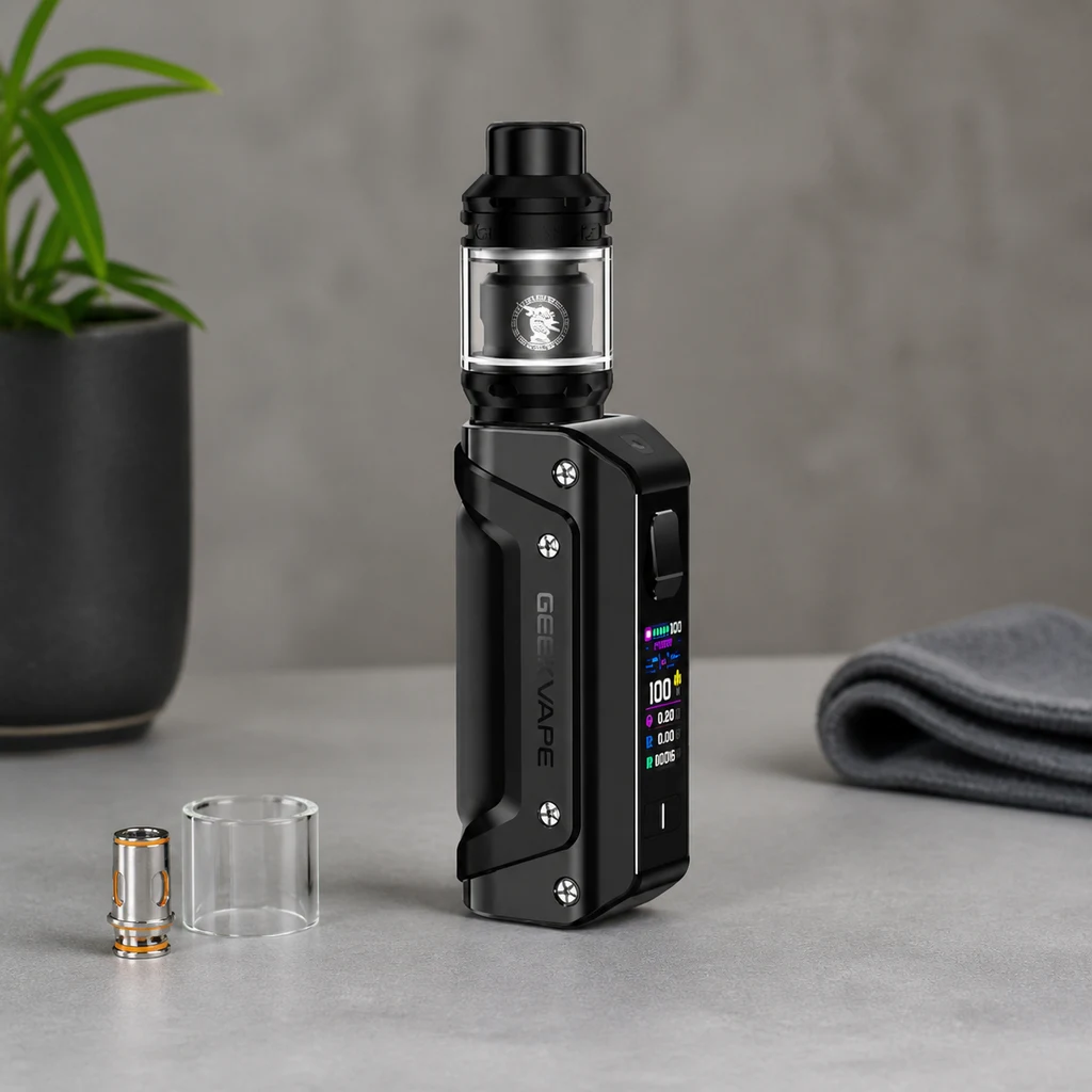 Kit Geekvape Aegis Solo 3 negro con depósito y pantalla a color sobre una mesa gris, junto a una resistencia y un tubo transparente. Kit Geekvape Aegis Solo 3 negro con depósito y pantalla a color sobre una mesa gris, junto a una resistencia y un tubo transparente.