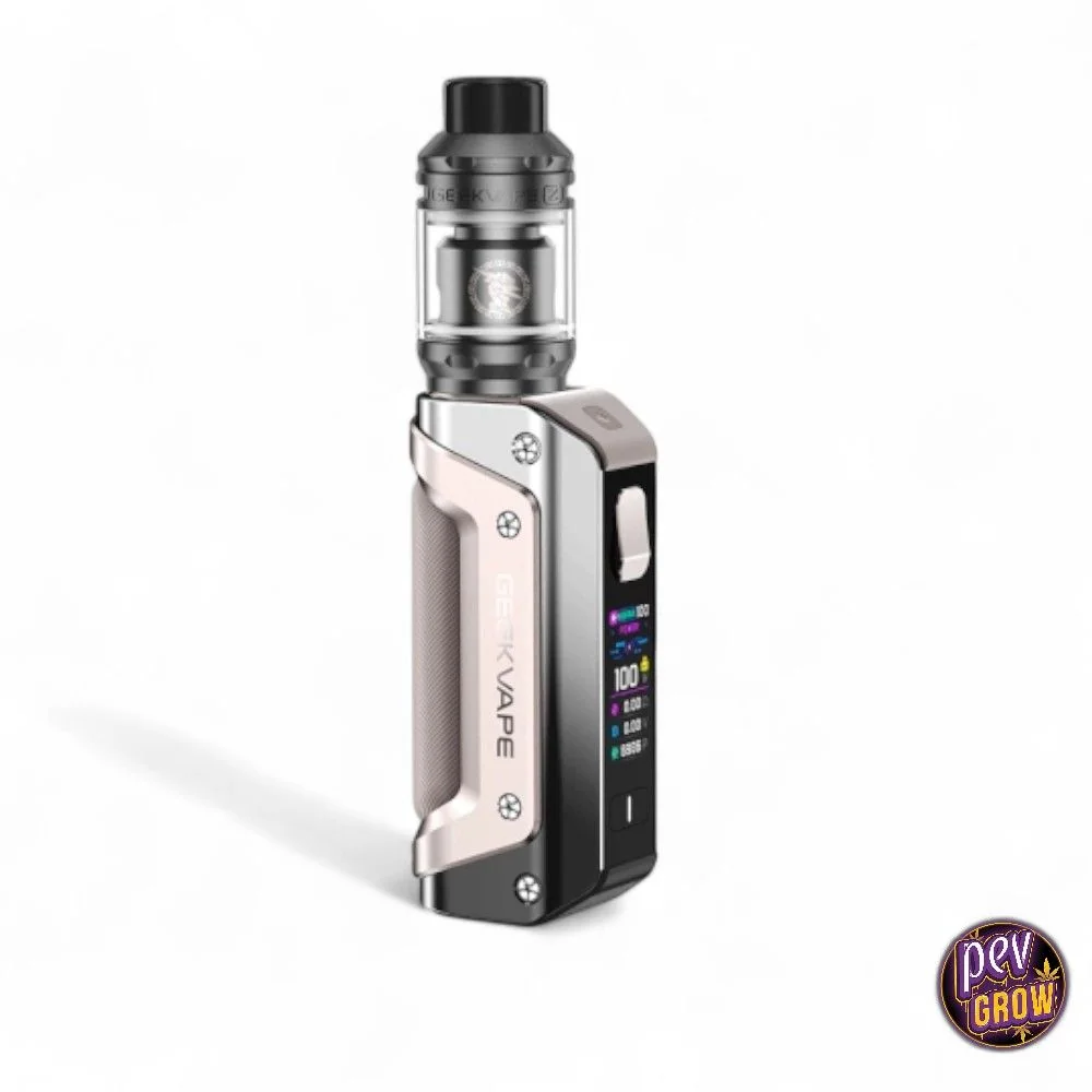 Kit Geekvape Aegis Solo 3 con cuerpo negro y rosa pálido, pantalla frontal y depósito transparente con boquilla negra.