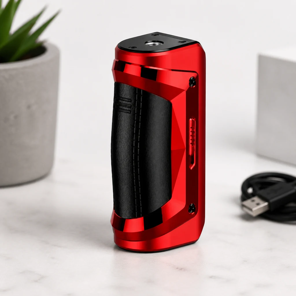 Mod Geekvape S100 Aegis Solo 2 rojo con empuñadura negra y conexión superior visible, sobre una mesa junto a un cable USB. Mod Geekvape S100 Aegis Solo 2 rojo con empuñadura negra y conexión superior visible, sobre una mesa junto a un cable USB.