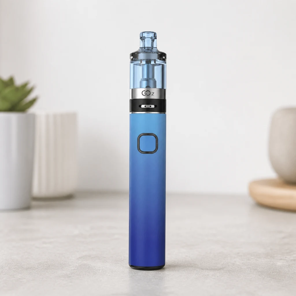 Cigarrillo electrónico Innokin Go Z Kit azul, con botón frontal y depósito transparente, colocado verticalmente sobre una superficie clara.