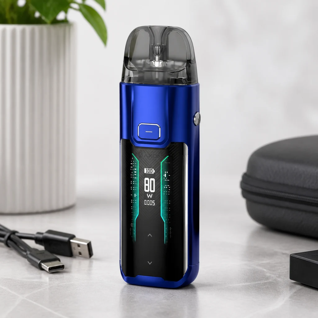 Vaporesso Luxe XR Max azul con depósito transparente y pantalla que muestra 80 W, sobre una mesa junto a un cable USB.