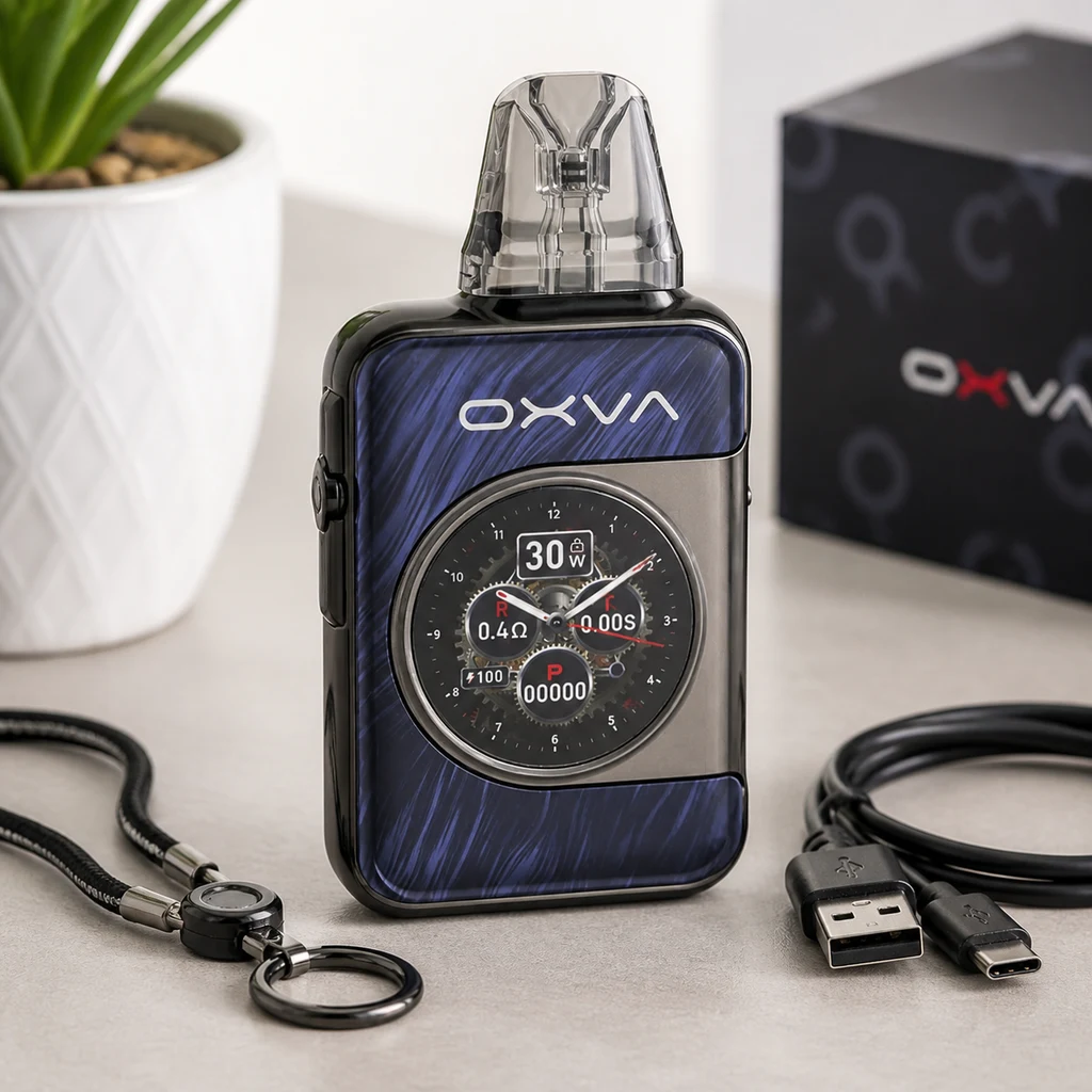 Pod OXVA azul con vetas oscuras, boquilla transparente y pantalla circular con diseño de reloj, junto a un cordón y un cable USB.