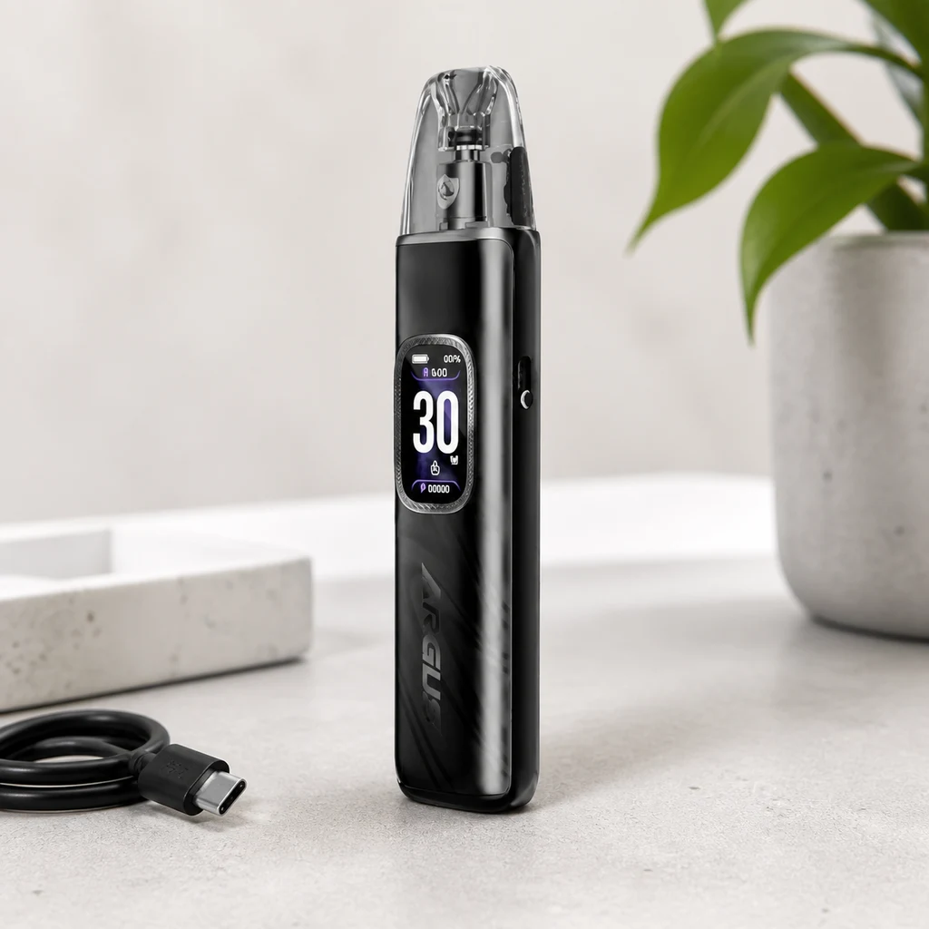 VOOPOO Argus G3 negro en posición vertical, con boquilla transparente y pantalla que muestra 30, junto a un cable USB y una maceta. VOOPOO Argus G3 negro en posición vertical, con boquilla transparente y pantalla que muestra 30, junto a un cable USB y una maceta.