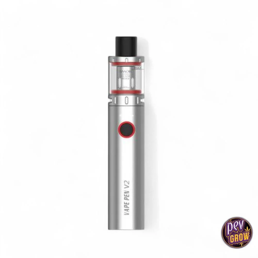 Smok Vape Pen V2 plateado con depósito transparente, juntas rojas, botón circular y boquilla negra sobre fondo blanco.