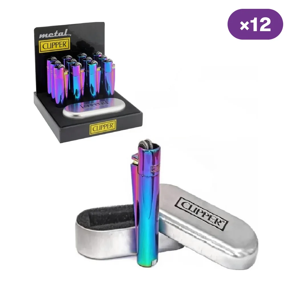 Encendedor Clipper Icy Colors 2 de acabado multicolor junto a un estuche metálico abierto y un expositor con varias unidades; distintivo «×12».