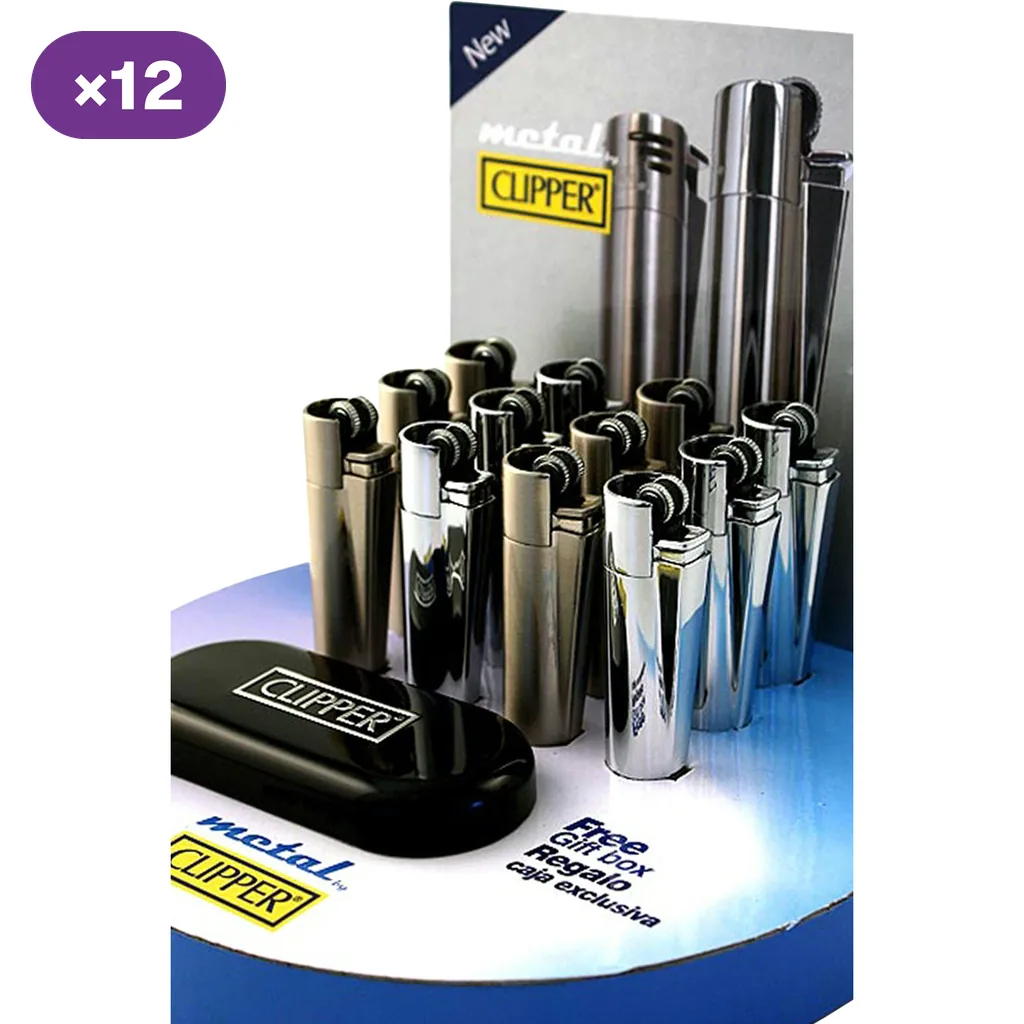 Expositor Clipper con varios encendedores de acabado metálico en distintos tonos y un estuche negro abierto en primer plano.