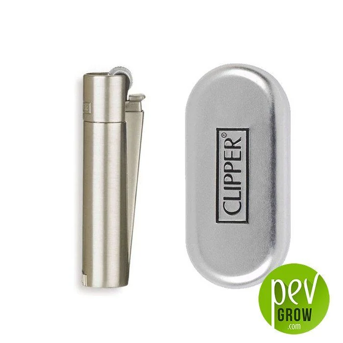 Encendedor plateado de cuerpo cilíndrico junto a un estuche ovalado con el logotipo Clipper, sobre fondo blanco.