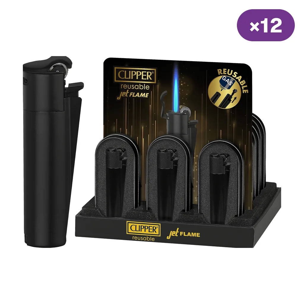 Encendedor Clipper Jet Flame negro mate junto a un expositor con varias unidades en estuches negros y una llama azul impresa.