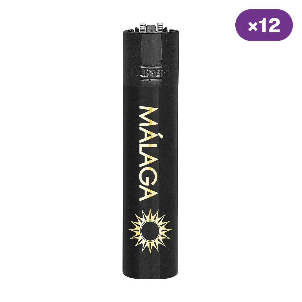 Encendedor Clipper negro con la palabra Málaga y un sol en amarillo, mostrado de frente sobre fondo blanco con distintivo de 12 unidades.