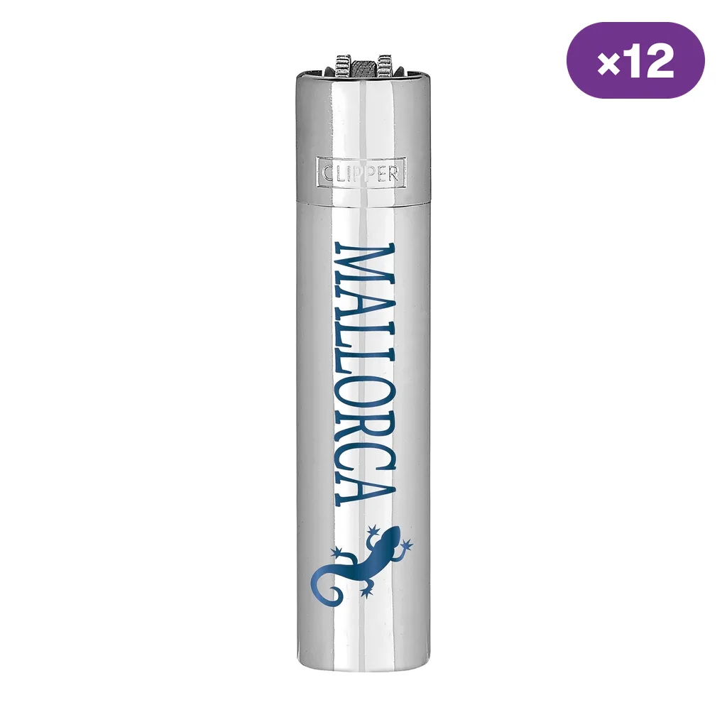 Encendedor Clipper plateado con texto Mallorca y silueta azul de una lagartija, junto a un distintivo morado de doce unidades.