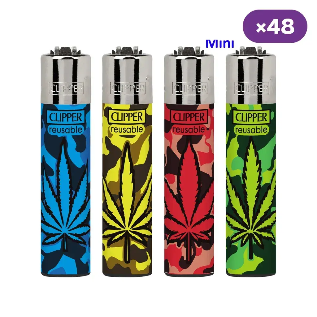 Encendedores Mini Clipper Battle Sheet con diseños de camuflaje y hojas de cannabis en azul, amarillo, rojo y verde; distintivo de 48 unidades.